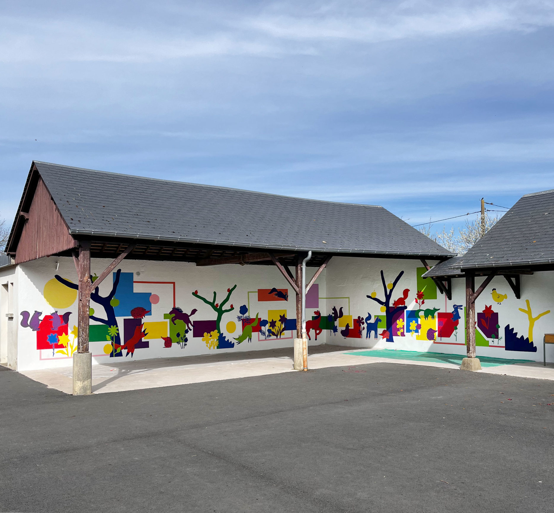 Au fond de la cour : une danse colorée